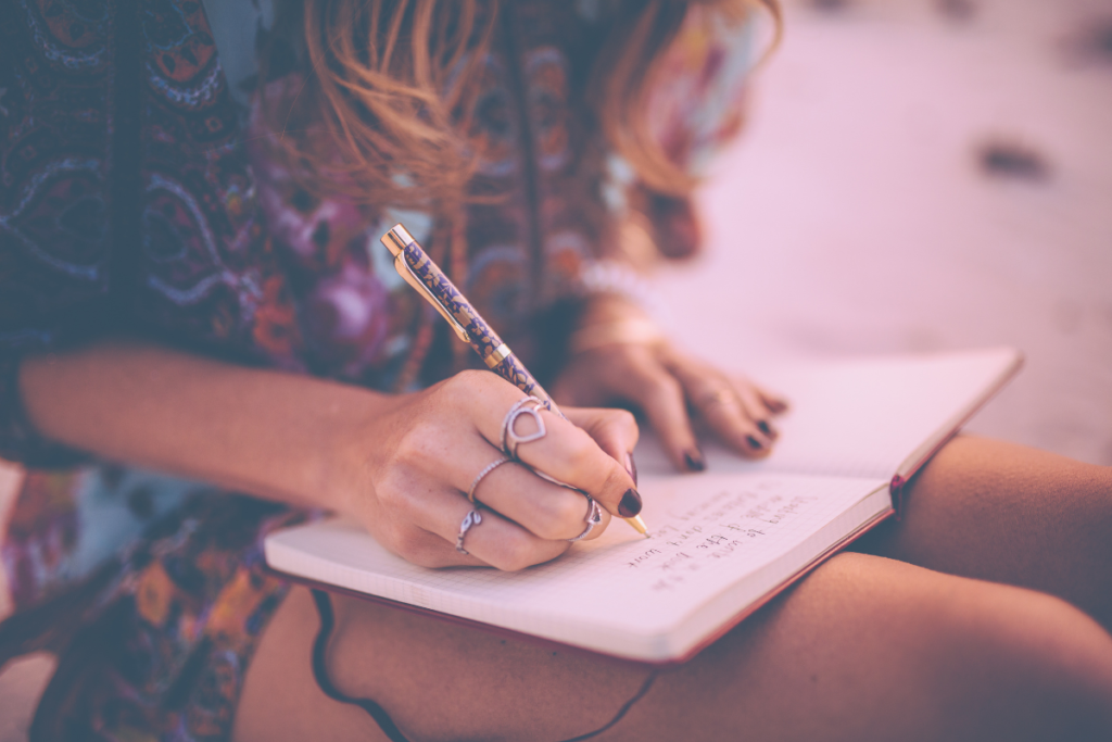Una ragazza scrive un diario durante le sue vacanze